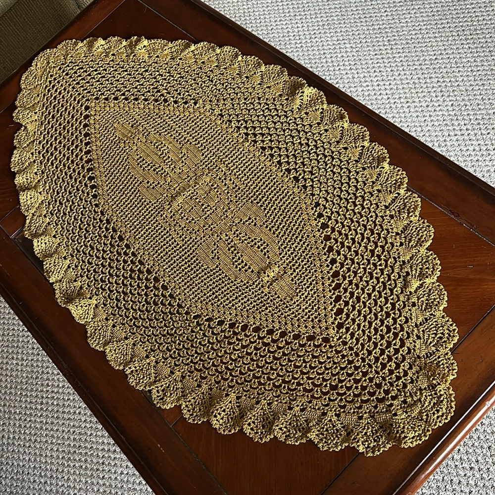 Oval table runner